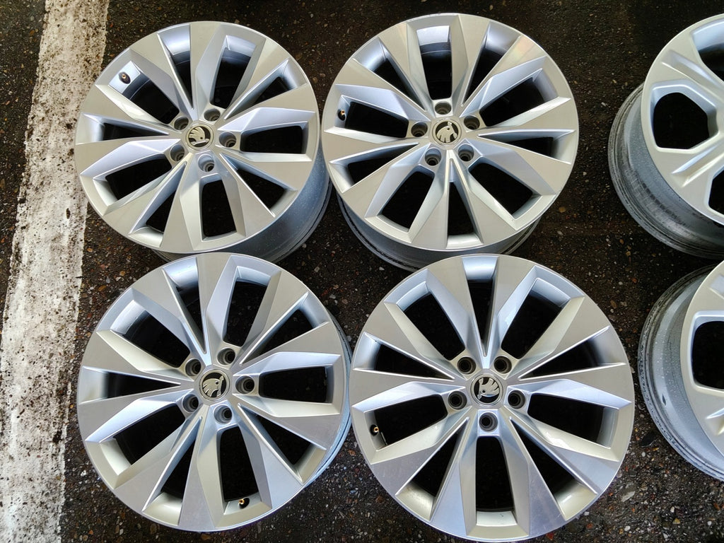 4x Alufelge 18 Zoll 8.0" 5x112 44ET Glanz Silber 3V0601025R Skoda Superb I FEL9438108995vs