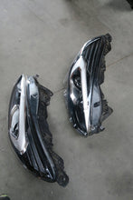 Load image into Gallery viewer, Frontscheinwerfer Ford Galaxy 90057337 Ein Satz Scheinwerfer Headlight