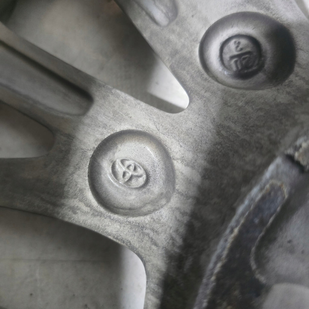 1x Alufelge 18 Zoll 8.0" 5x114.3 50ET Glanz Silber 42611-33C80 Toyota Camry