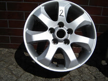 Laden Sie das Bild in den Galerie-Viewer, 1x Alufelge 16 Zoll 6.5&quot; 5x114.3 46ET Glanz Silber 52910-20200 Kia Carens