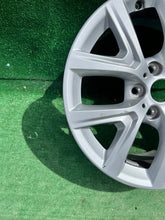 Laden Sie das Bild in den Galerie-Viewer, 1x Alufelge 17 Zoll 6.5" 5x120 39ET Glanz Silber 6856076 BMW X1 F48 Rim Wheel FEL4286732307po