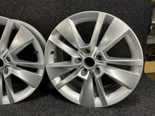 Load image into Gallery viewer, 1x Alufelge 17 Zoll 7.0" 5x112 45ET Glanz Silber 57A601025K Skoda Karoq FEL6990754940lk