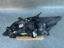 Laden Sie das Bild in den Galerie-Viewer, Frontscheinwerfer Toyota Auris 81110-02A51 Xenon Rechts Scheinwerfer Headlight