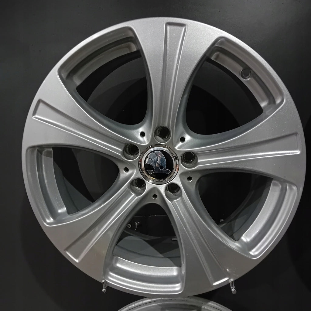 4x Alufelge 18 Zoll 8.0" 5x112 38ET Glanz Silber Mercedes-Benz Superb Iii FEL2793127390io