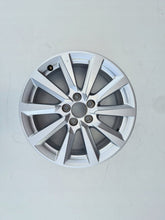 Laden Sie das Bild in den Galerie-Viewer, 1x Alufelge 16 Zoll 6.5&quot; 5x100 40ET Glanz Silber 82A601025 Audi A1 Rim Wheel