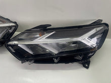 Load image into Gallery viewer, Frontscheinwerfer Dacia Sandero III 260101940R 260607161R Rechts oder Links