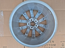 Laden Sie das Bild in den Galerie-Viewer, 1x Alufelge 18 Zoll 7.0" 5x100 46ET 5JA601025B- Skoda Fabia I Rim Wheel FEL1549328629lr
