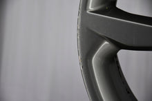 Load image into Gallery viewer, 1x Alufelge 17 Zoll 7.0" 5x114.3 53ET Glanz Silber 52910A5800 Hyundai I FEL5966692751cs