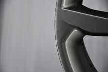 Laden Sie das Bild in den Galerie-Viewer, 1x Alufelge 17 Zoll 7.0" 5x114.3 53ET Glanz Silber 52910A5800 Hyundai I FEL5966692751cs
