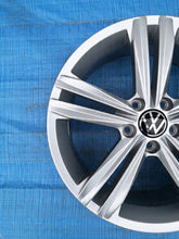 Load image into Gallery viewer, 1x Alufelge 18 Zoll 7.0&quot; 5x112 43ET Glanz Graphit 5NA601025N Mg Tiguan Rim Wheel