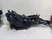 Laden Sie das Bild in den Galerie-Viewer, Frontscheinwerfer Toyota Rav 4 W0836 Ein Satz Scheinwerfer Headlight SCH8425900431zc