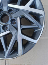 Load image into Gallery viewer, 1x Alufelge 18 Zoll 7.5&quot; 5x114.3 50ET Glanz Graphit 52910-CM300 Hyundai Kona Mg