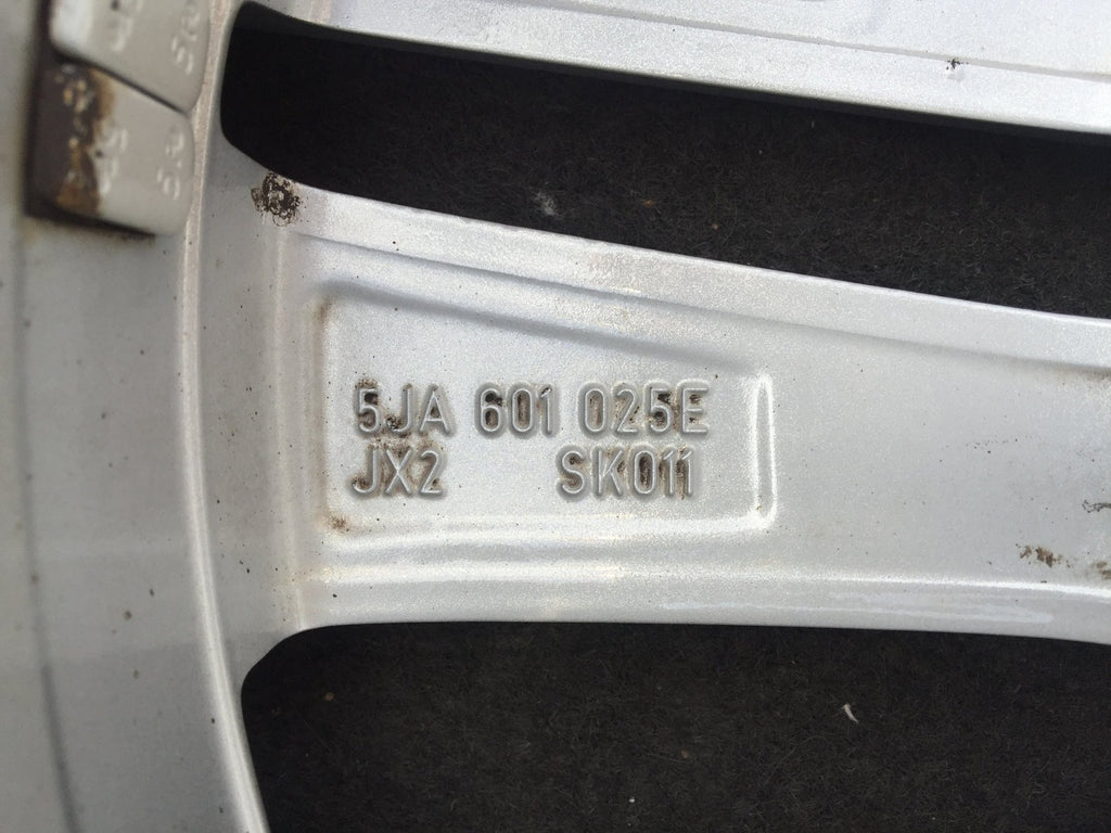 1x Alufelge 17 Zoll 7.0" 5x100 46ET 5JA601025E Skoda Rapid Rim Wheel