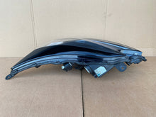 Laden Sie das Bild in den Galerie-Viewer, Frontscheinwerfer Toyota Aygo X 3329318 Links Scheinwerfer Headlight SCH8586436837bm