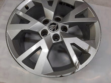 Laden Sie das Bild in den Galerie-Viewer, 1x Alufelge 17 Zoll 7.0&quot; 5x112 45ET Glanz Silber 5E0601025 Skoda Octavia Iii
