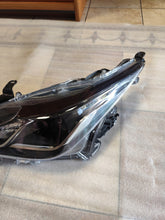 Laden Sie das Bild in den Galerie-Viewer, Frontscheinwerfer Toyota Corolla 8115002T31 LED Ein Stück (Rechts oder Links)