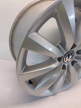Laden Sie das Bild in den Galerie-Viewer, 1x Alufelge 17 Zoll 7.0" 5x112 43ET Glanz Silber 5N0601025AH VW Passat Tiguan FEL6196188505yg