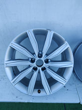 Load image into Gallery viewer, 1x Alufelge 19 Zoll 8.5&quot; 5x112 40ET Glanz Silber 4K0601025G Audi A6 C8 Rim Wheel