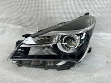 Load image into Gallery viewer, Frontscheinwerfer Toyota Yaris Links Scheinwerfer Headlight