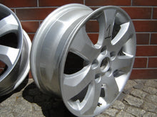 Laden Sie das Bild in den Galerie-Viewer, 1x Alufelge 16 Zoll 6.5&quot; 5x114.3 46ET Glanz Silber 52910-20200 Kia Carens