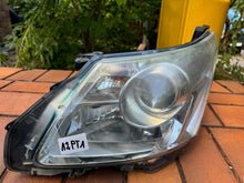 Laden Sie das Bild in den Galerie-Viewer, Frontscheinwerfer Toyota Avensis 8956329 Links Scheinwerfer Headlight SCH5328787333ud