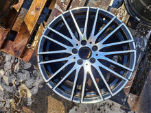 Laden Sie das Bild in den Galerie-Viewer, 1x Alufelge 18 Zoll 8.5" 5x112 52ET Glanz Schwarz A2064015000 Mercedes-Benz W206 FEL9350566327ke