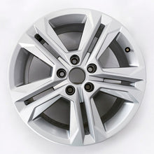 Laden Sie das Bild in den Galerie-Viewer, 1x Alufelge 17 Zoll 7.0&quot; 5x112 45ET Glanz Silber 81A601025AJ Audi Q2 Rim Wheel