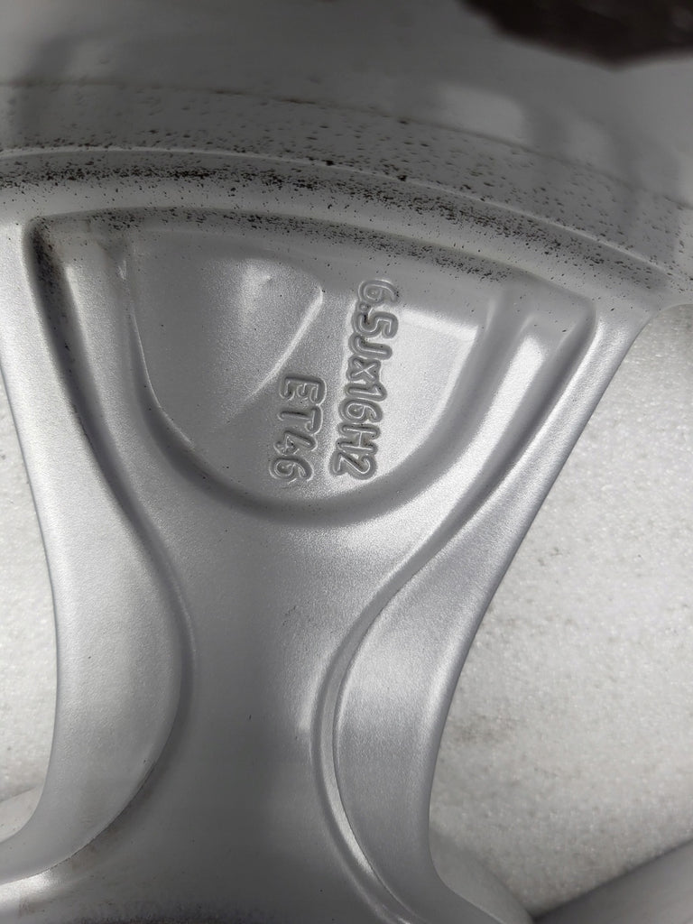 1x Alufelge 16 Zoll 6.5" 5x112 46ET 5E0601025C Skoda Superb III Octavia