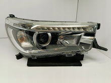 Laden Sie das Bild in den Galerie-Viewer, Frontscheinwerfer Toyota Hilux VIII 0K-56 2015-N1 LED Rechts Headlight SCH2909030286ns