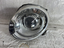 Laden Sie das Bild in den Galerie-Viewer, Frontscheinwerfer Fiat 500 Xenon Links Scheinwerfer Headlight SCH6110775570mf