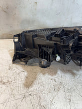 Laden Sie das Bild in den Galerie-Viewer, Frontscheinwerfer Skoda Enyaq IV 5LB941016G Vorderseite Scheinwerfer Headlight