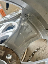 Load image into Gallery viewer, 1x Alufelge 18 Zoll 7.5" 5x108 50 5ET Glanz Silber 31471553 Volvo Xc60 I FEL6490652909ha