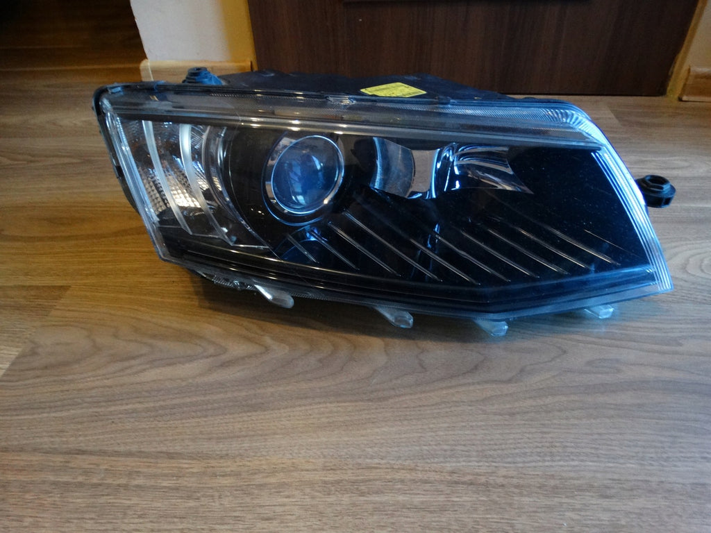 Frontscheinwerfer Skoda Octavia III 5E1941016 Bi-Xenon Rechts Headlight SCH9941094064op