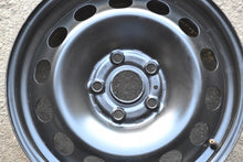 Laden Sie das Bild in den Galerie-Viewer, 1x Alufelge 16 Zoll 6.5&quot; 5x112 43ET Glanz Schwarz 8V0601027 Audi Rim Wheel