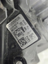 Laden Sie das Bild in den Galerie-Viewer, Frontscheinwerfer Toyota Corolla 81110-02S70 LED Ein Stück (Rechts oder Links)