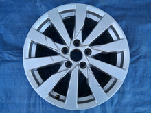 Laden Sie das Bild in den Galerie-Viewer, 1x Alufelge 17 Zoll 7.5" 5x112 43ET Glanz Silber 8V0601025 Audi A3 Rim Wheel FEL9492646136gl