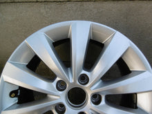 Laden Sie das Bild in den Galerie-Viewer, 1x Alufelge 16 Zoll 6.5&quot; 5x112 44ET 5C0601025T VW New Beetle Rim Wheel