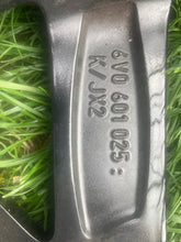 Load image into Gallery viewer, 1x Alufelge 18 Zoll 7.5&quot; 5x100 46ET Glanz Schwarz 6V0601025K Skoda Fabia Iii