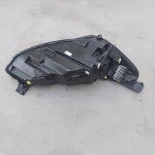 Laden Sie das Bild in den Galerie-Viewer, Frontscheinwerfer Ford Focus JX7B-13W030-CE Links Scheinwerfer Headlight