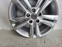 Laden Sie das Bild in den Galerie-Viewer, 1x Alufelge 17 Zoll 7.0&quot; 5x112 45ET Glanz 81A601025AJ Audi Q2 Rim Wheel