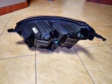 Laden Sie das Bild in den Galerie-Viewer, Frontscheinwerfer Opel Zafira Vivaro 9832836480 Xenon Rechts Headlight