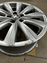 Load image into Gallery viewer, 1x Alufelge 16 Zoll 7.0&quot; 5x100 46ET Glanz Silber VW Polo 6r Rim Wheel