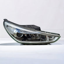 Laden Sie das Bild in den Galerie-Viewer, Frontscheinwerfer Hyundai I30 III 92102-G4020 Halogen Rechts Headlight