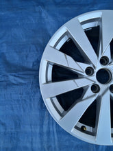 Laden Sie das Bild in den Galerie-Viewer, 1x Alufelge 17 Zoll 7.5" 5x112 43ET Glanz Silber 8V0601025 Audi A3 Rim Wheel FEL9492646136gl
