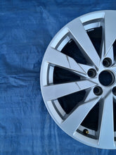 Laden Sie das Bild in den Galerie-Viewer, 1x Alufelge 17 Zoll 7.5" 5x112 43ET 8V0601025DE Audi A3 Rim Wheel FEL9492646136gl