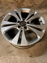 Load image into Gallery viewer, 1x Alufelge 17 Zoll 7.5" 5x112 52ET Glanz Silber A2464010800 Mercedes-Benz FEL6151067031fd