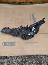 Laden Sie das Bild in den Galerie-Viewer, Frontscheinwerfer Toyota Corolla 81110-02S70 LED Ein Stück (Rechts oder Links)