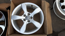 Laden Sie das Bild in den Galerie-Viewer, 1x Alufelge 15 Zoll 6.0&quot; 5x100 29ET Silber 8X0071495 Audi A1 Rim Wheel