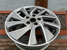 Load image into Gallery viewer, 1x Alufelge 17 Zoll 7.0&quot; 5x114.3 53ET Glanz Graphit 52910-G4350 Hyundai I30 Mg