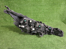 Laden Sie das Bild in den Galerie-Viewer, Frontscheinwerfer Toyota Corolla 81150-02S60 Links Scheinwerfer Headlight SCH1710172657qc